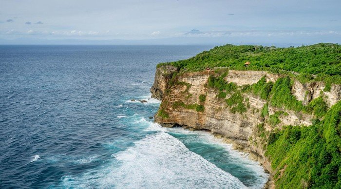 Khung cảnh hùng vĩ của  khu vực đến Tanah Lot.