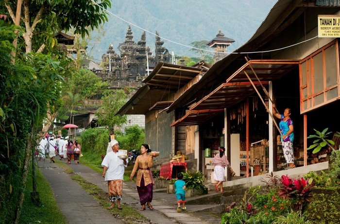 Con đường nhỏ dẫn lối lên đền Besakih