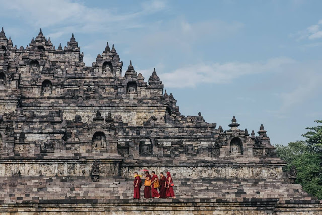 Borobudur - Ngôi đền Phật giáo lớn nhất thế giới Đối lập với màn đêm huyền bí ở Prambanan là khung cảnh bình minh thơ mộng ở Borobudur - ngôi đền Phật giáo lớn nhất thế giới. Hành trình leo 100 bậc thang dốc đứng để lên tới đỉnh đền khi mặt trời chưa ló rạng, cùng chi phí khoảng 450.000 Rupiah (hơn 700.000 đồng), sẽ được đền đáp xứng đáng khi bạn đứng giữa những bức phù điêu cổ kính, tôn nghiêm, lấp lánh nắng vàng.