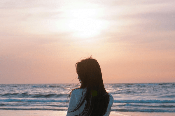 chup-anh-tu-phia-sau-lung-cung-HVN-travel-min