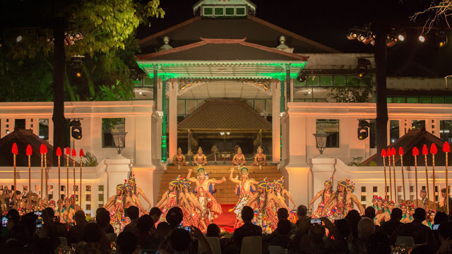 Cung điện Ngayogyakarta Nằm giữa Winogo và sông Code, trải qua nhiều thăng trầm của lịch sử, cung điện Ngayogyakarta đến nay vẫn giữ được nét kiến trúc, văn hóa độc đáo. Nếu vẻ đẹp từ các cửa sổ kính màu kiểu Hà Lan làm bạn thích thú, choáng ngợp, thì phần mái trang trí phức tạp và sàn đá cẩm thạch rất đáng để trầm trồ. Đây cũng là nơi sinh sống của gia đình hoàng tộc và ẩn chứa nhiều bí mật về đời sống và hoạt động của chế độ quân chủ tại Java.