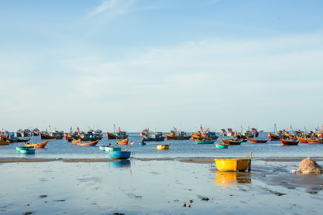 Đi tìm vẻ đẹp bình yên nơi làng chài Mũi Né Mũi Né là địa danh đã quá quen thuộc với du khách trong và ngoài nước đi du lịch Việt Nam. Ngoài tắm biển, tham gia các hoạt động vui chơi trên biển, tham quan những danh lam thắng cảnh thì còn một địa điểm du khách không thể bỏ qua khi đến đây đó chính là làng chài Mũi Né.