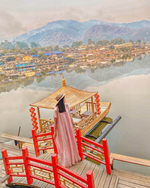 Càng lên gần Ban Rak Thai, nhiệt độ càng lạnh, nhiều chỗ còn có sương mù nữa. Khí hậu ở đây gần giống như Sapa vậy nhưng lại có sự chuyển nhiệt khá đột ngột. Thế nên bạn nào muốn check-in ngôi làng này thì nhớ chuẩn bị sẵn áo lạnh, đừng mặc đồ mỏng, nhất là vào mùa này đấy nhé!