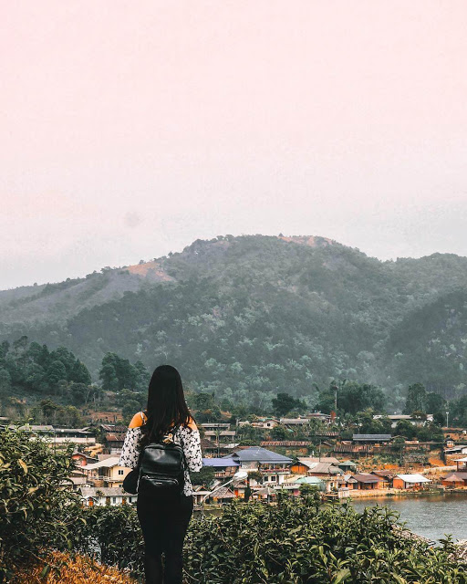 Càng lên gần Ban Rak Thai, nhiệt độ càng lạnh, nhiều chỗ còn có sương mù nữa. Khí hậu ở đây gần giống như Sapa vậy nhưng lại có sự chuyển nhiệt khá đột ngột. Thế nên bạn nào muốn check-in ngôi làng này thì nhớ chuẩn bị sẵn áo lạnh, đừng mặc đồ mỏng, nhất là vào mùa này đấy nhé!