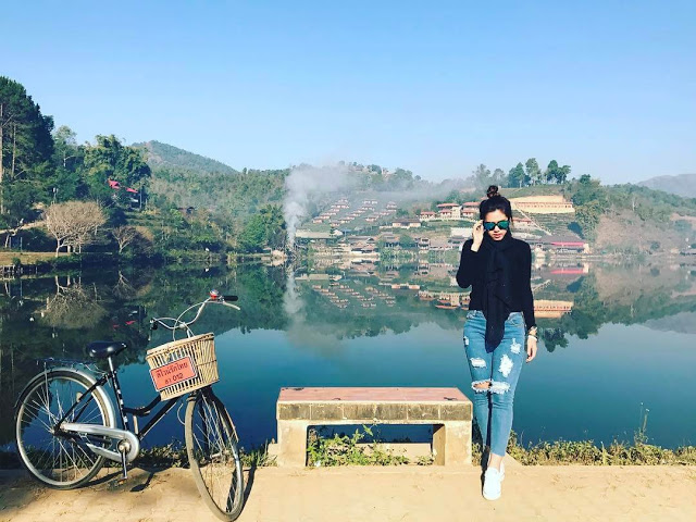 Đến đây mọi người có thể thuê xe máy hay xe đạp để di chuyển. Trên đường di chuyển, nếu thấy cây xăng thì nhớ đổ đầy bình liền nhé vì ở Ban Rak Thai có khá ít cây xăng. Đường sá ở khu làng rất rộng rãi và được tráng nhựa bằng phẳng, nhiều đoạn còn được rừng cây che phủ nên cực mát mẻ. Vì vốn không quá nổi tiếng, không đông đúc khách du lịch và có những đoạn không nhiều phương tiện di chuyển nên việc đi bộ trekking, đạp xe dạo quanh làng hay bon bon xe máy trên đường ở Ban Rak Thai đều rất thích các bạn ạ!