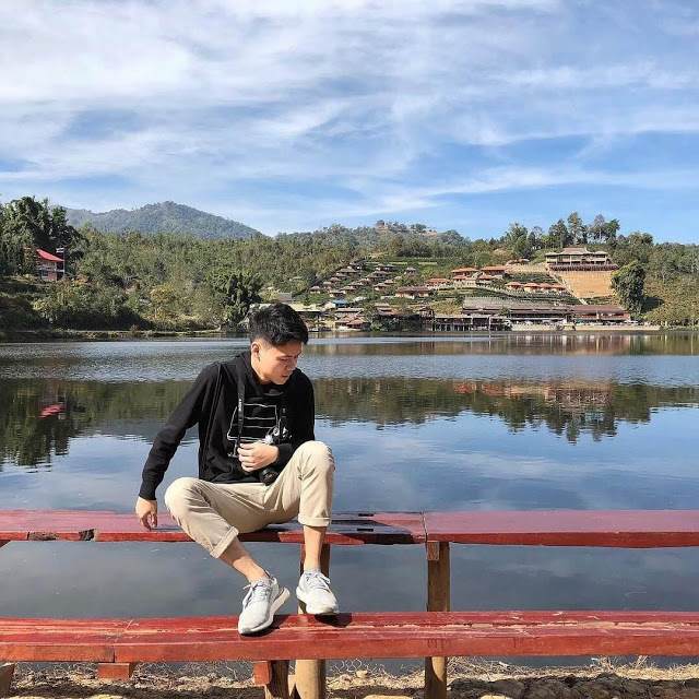Về chỗ ở khi du lịch làng Ban Rak Thai, các resort ở đây thì hầu hết đều xây theo kiểu bungalow riêng biệt, lợp mái lá mát vào mùa hè ấm vào mùa đông, trải dài và xen lẫn giữa những đồi chè tươi mát. Tuy nhiên, do ít được khai thác du lịch, số phòng còn hạn chế nên nơi này thường hết phòng vào các dịp Lễ Tết. Bạn cũng có thể chọn các nhà nghỉ trong làng có giá hợp túi tiền hơn, rồi thuê xe đạp thong thả dạo quanh làng. Khu resort nổi tiếng nhất ở đây chính là Lee Wine Rak Thai với những ngôi nhà nhỏ mọc giữa rừng chè. Ngồi ở ban công, đưa tầm mắt ngắm nhìn xuống đồi chè xanh mướt, bạn sẽ biết thế nào là sự bình yên đúng nghĩa!