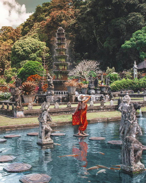 Khuất sau những bụi cây quanh vườn cũng có nhiều lối đi bí mật dẫn đến các khu vực khác nhau cho bạn tự do khám phá. Khi đến đây, bạn nên chọn cho mình những trang phục có màu sắc tươi, sặc sỡ hoặc màu trắng để nổi bật hơn trong ảnh chụp vì không gian cung điện có tông màu trầm.