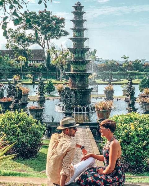 Khu vườn còn có 2 hồ tắm nước ngọt dành cho du khách và dịch vụ chèo thuyền đưa bạn đi dạo vòng quanh. Bên trong cung điện có nhà hàng và quán cà phê sang trọng. Nơi đây mở cửa cho du khách cả 7 ngày trong tuần, từ 6-18h.