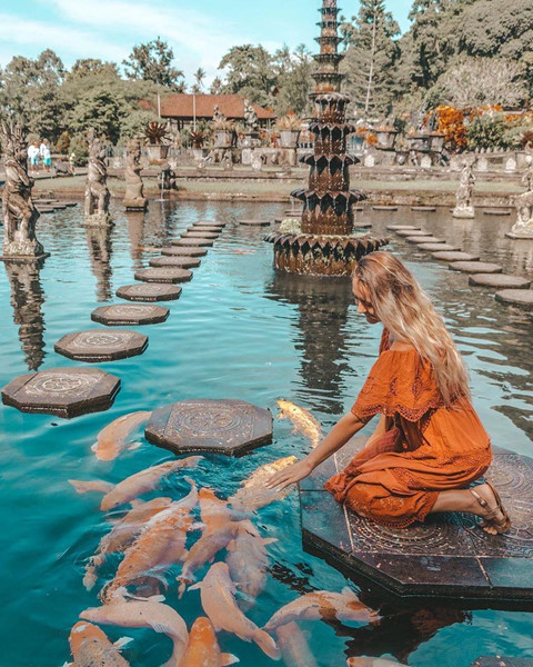 Năm 1963, một trận phun trào núi lửa đã phá hủy hầu hết cung điện Tirta Gangga. Cung điện sau đó bị bỏ hoang đến tận 16 năm sau mới được chính thức khôi phục trở lại. Hiện nay, nơi đây đã trở thành điểm du lịch rất thích hợp cho các hoạt động nhẹ nhàng như đi dạo thư giãn, ngắm cảnh, ngâm mình trong bể bơi...