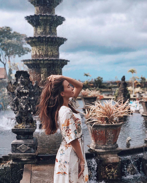 Năm 1963, một trận phun trào núi lửa đã phá hủy hầu hết cung điện Tirta Gangga. Cung điện sau đó bị bỏ hoang đến tận 16 năm sau mới được chính thức khôi phục trở lại. Hiện nay, nơi đây đã trở thành điểm du lịch rất thích hợp cho các hoạt động nhẹ nhàng như đi dạo thư giãn, ngắm cảnh, ngâm mình trong bể bơi...