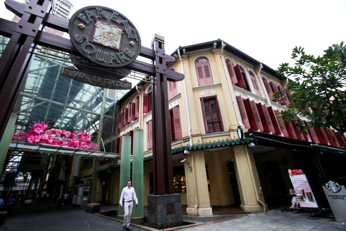 Khách sạn nằm ngay trong khu phố người Hoa, cách đường Orchard 10 phút đi ôtô, cách sân bay quốc tế Changi khoảng 30 phút. Đối diện đó là trạm tàu điện Mass Rapid, từ đây du khách có thể dễ dàng di chuyển đi khắp các điểm nổi tiếng của Singapore bằng tàu điện ngầm. Khách sạn nằm ngay trong khu phố người Hoa, cách đường Orchard 10 phút đi ôtô, cách sân bay quốc tế Changi khoảng 30 phút. Đối diện đó là trạm tàu điện Mass Rapid, từ đây du khách có thể dễ dàng di chuyển đi khắp các điểm nổi tiếng của Singapore bằng tàu điện ngầm.