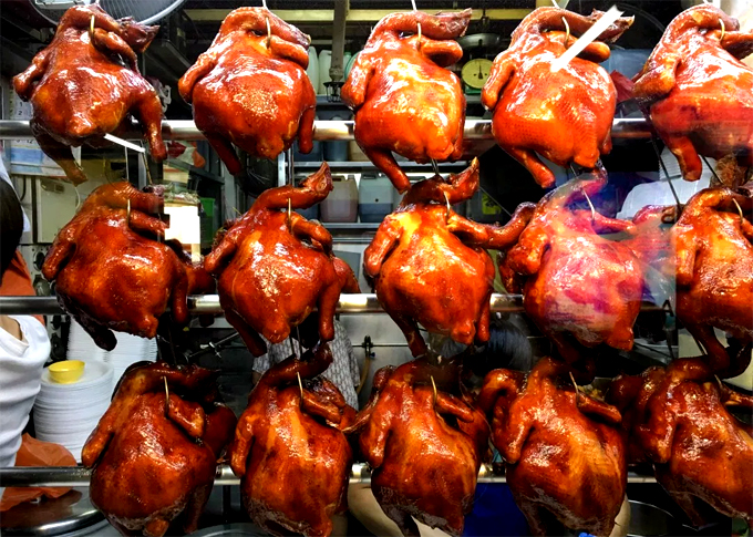 Gà được lựa chọn là những con béo, quay mềm sau đó rưới lên trên một loại nước sốt tương đặc biệt, cũng là công thức riêng của ông Chan. Miếng thịt gà khi nhai rất mềm, thơm ngon và đậm đà, ngọt lịm nhờ nước sốt thấm đẫm. Gà được lựa chọn là những con béo, quay mềm sau đó rưới lên trên một loại nước sốt tương đặc biệt, cũng là công thức riêng của ông Chan. Miếng thịt gà khi nhai rất mềm, thơm ngon và đậm đà, ngọt lịm nhờ nước sốt thấm đẫm.