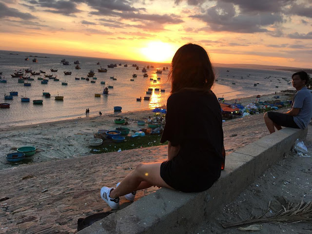 Làng chài có gì hấp dẫn? Đây còn là nơi có phong cảnh tuyệt đẹp khi hoàng hôn buông xuống hay bình minh lên, ngắm nhìn từ xa bãi biển có hàng trăm tàu bè neo đậu, một phong cảnh thật nên thơ hấp dẫn những người yêu thích cái đẹp của biển cả và những nhiếp ảnh gia. Nếu buổi sáng lặng lẽ với hàng trăm chiếc thuyền như say ngủ cùng với bầu trời đẫm sắc xanh lam kì ảo thì khi hoàng hôn buông xuống, biển lung linh bàng bạc sáng mà mỗi con thuyền là một nét lặng mộc mạc.