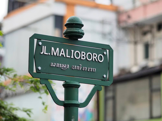 Một nhịp sống hiện đại ở Malioboro Yogyakarta không chỉ có đền đài hay thiên nhiên hoang sơ, nguyên thủy, tại đây, du khách còn có thể trải nghiệm nhịp sống hiện đại ở Malioboro. Đây là con đường nhộn nhịp nhất thành phố với hệ thống cửa hàng, quán ăn… đa dạng. Đến Malioboro, khách du lịch có thể mua các sản phẩm truyền thống với giá cả phải chăng.