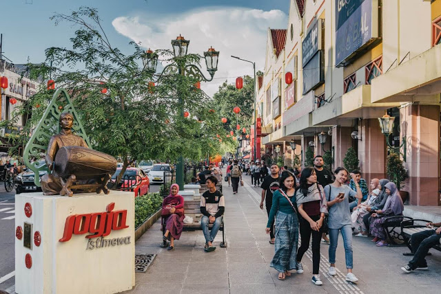 Một nhịp sống hiện đại ở Malioboro Thậm chí nếu không mua sắm, bạn vẫn có thể tìm thấy nhiều thứ hấp dẫn trên con đường này, chẳng hạn như thưởng thức Gudeg (mít hầm) món ăn đặc sản của địa phương hay thử một lần ngồi xe kéo lêu hêu khắp phố phường.