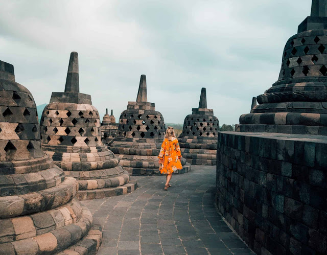 Những lưu ý dành cho bạn Để trải nghiệm Yogyakarta thêm trọn vẹn, bạn đừng quên ghé thăm thành phố vào mùa khô từ tháng 7 đến tháng 9. Du khách có thể đến Yogyakarta bằng đường hàng không (sân bay quốc tế Adisucipto) hoặc đón xe buýt, tàu hỏa trong khu vực. Trong thành phố, taxi, xe buýt hay xe kéo ba bánh là những phương tiện giao thông phổ biến bạn có thể tìm thấy trên bất kỳ tuyến phố nào.