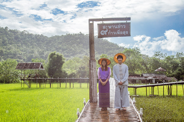 Tỉnh Mae Hong Son có khá nhiều biệt danh nhưng phổ biến nhất là "vùng đất của sương mù". Có thể ví Mae Hong Son như Sapa của Thái Lan vì nhiệt độ nơi này có khi giảm thấp xuống đến 0 độ C. Đa phần du khách đến Mae Hong Son chỉ ở lại trong khu trung tâm hoặc đến thị trấn Pai gần đấy. Nhưng đặc biệt nhất ở Mae Hong Son có lẽ chính là ngôi làng "Phượng Hoàng Cổ Trấn" Ban Rak Thai này.