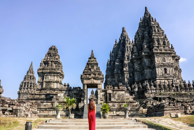 Prambanan ngôi đền của Hindu giáo Nét cổ kính âm trầm của những ngôi đền nghìn năm tuổi là điều làm nên sức hút đặc biệt cho thành phố này. Trong đó, không thể không nhắc tới Prambanan - ngôi đền Hindu tráng lệ, nguy nga nhất đất nước vạn đảo.
