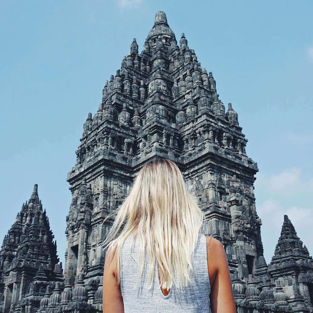 Prambanan ngôi đền của Hindu giáo Nằm cách Yogyakarta 18 km về phía đông, ngôi đền có 240 tháp lớn nhỏ với kiến trúc độc đáo, trang trí bằng phù điêu cùng hoa văn ấn tượng, là điểm dừng chân của hàng triệu du khách mỗi năm. Đêm xuống, khi ánh mặt trời lụi dần qua những đỉnh núi, các tòa tháp rọi bóng trên bầu trời đen sẫm đem đến vẻ đẹp bí ẩn hiếm nơi nào có được.