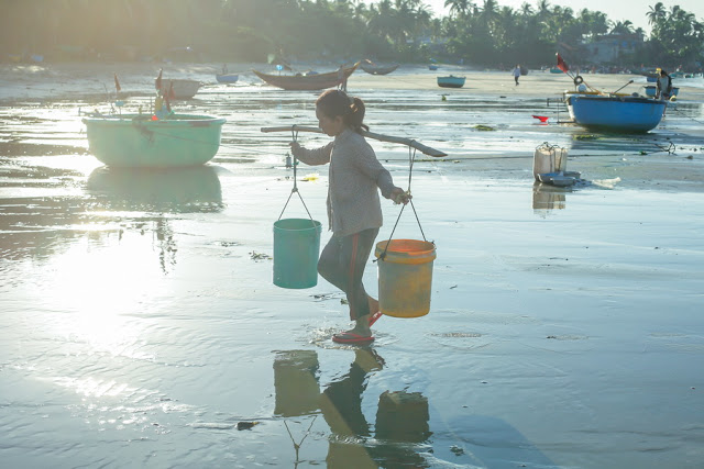 Sơ nét về khu chợ làng chài Mũi Né Nép mình êm đềm bên con đường Huỳnh Thúc Kháng và xen giữa những hàng dừa cao vút rất riêng của xứ biển Phan Thiết, làng chài luôn có một sức quyến rũ đến lạ từ buổi bình minh cho đến khi mặt trời khuất dạng. Nhìn từ trên cao xuống, khung cảnh quen thuộc của vùng biển, những ghe đánh bắt phía xa xa nằm xen với những chiếc thúng xanh bắt mắt.