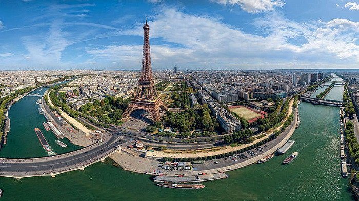 Tháp Eiffel được chia làm ba tầng. Tháp Eiffel được chia làm ba tầng.