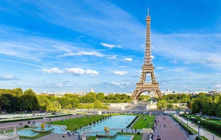 Tháp Eiffel - biểu tượng của nước Pháp. Tháp Eiffel - biểu tượng của nước Pháp.