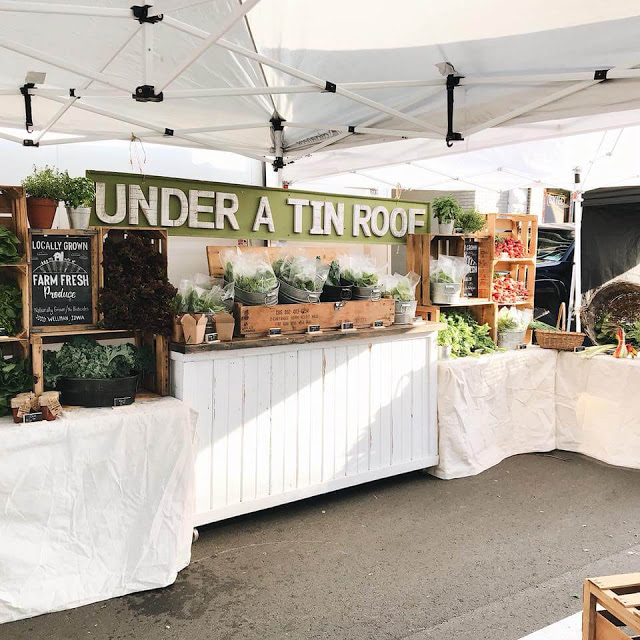 Under A Tin Roof, Mỹ Bạn sẽ cảm thấy thích thú khi ghé thăm bởi nơi đây có hẳn một góc trưng bày nông sản sạch siêu xinh, khung cảnh cũng thật mãn nhãn với những dàn hoa rực rỡ đủ màu, một khu vườn trồng đủ loại rau bên cạnh ngôi nhà xanh trắng xinh xắn,...