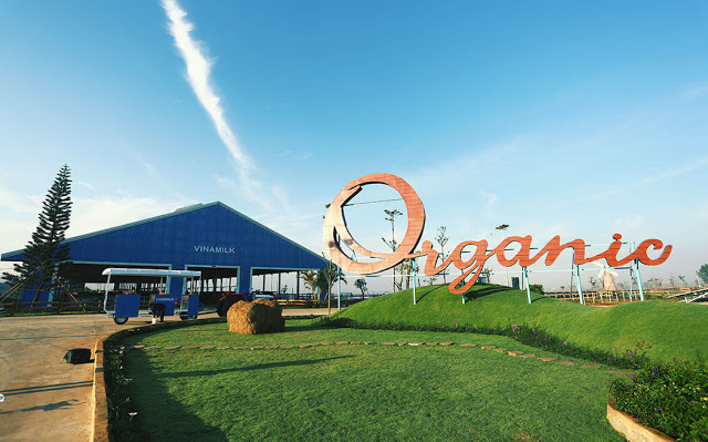 Vinamilk Organic dairy farm, Việt Nam Ít ai biết rằng, ngay tại vùng cao nguyên đất đỏ bazan Đà Lạt của Việt Nam, có một trang trại Organic xinh đẹp thuộc hàng Top thế giới, là trang trại bò sữa Organic chuẩn châu Âu đâu tiên tại Việt Nam và Đông Nam Á. Đó là trang trại Vinamilk Organic Đà Lạt– nơi được ví như "tiểu Paris" hay "Hà Lan thu nhỏ" mà nhiều người mơ ước được đặt chân tới.
