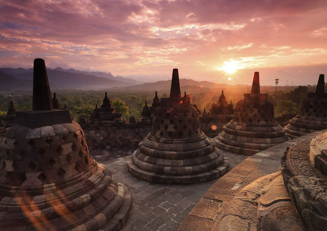 Theo dòng lịch sử, Yogyakarta có ít nhất 8 tên gọi và phát âm khác nhau. Nơi đây được coi là một trong những thành phố cổ nhất của quốc đảo thuộc vùng Đông Nam Á, cũng là trung tâm của nghệ thuật thủ công, âm nhạc, ballet và mua rối ở Java.