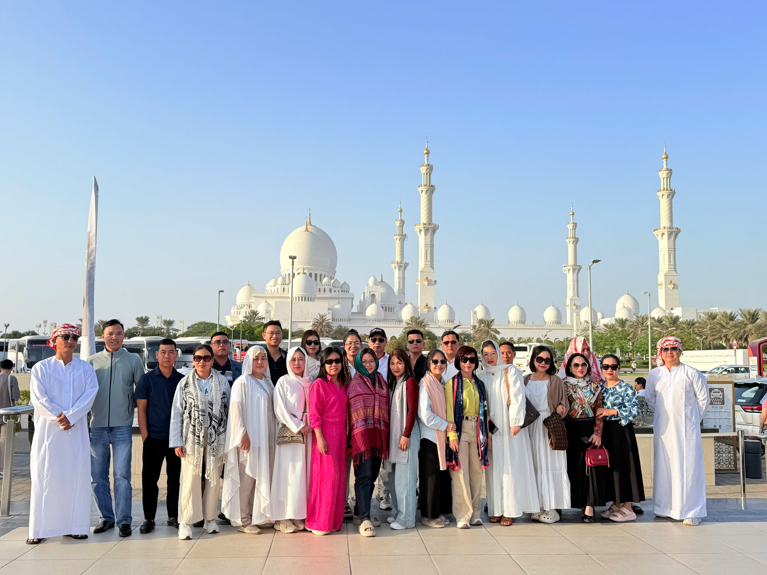 Đoàn khách tại Bãi biển Jumeirah, Burj Al Arab