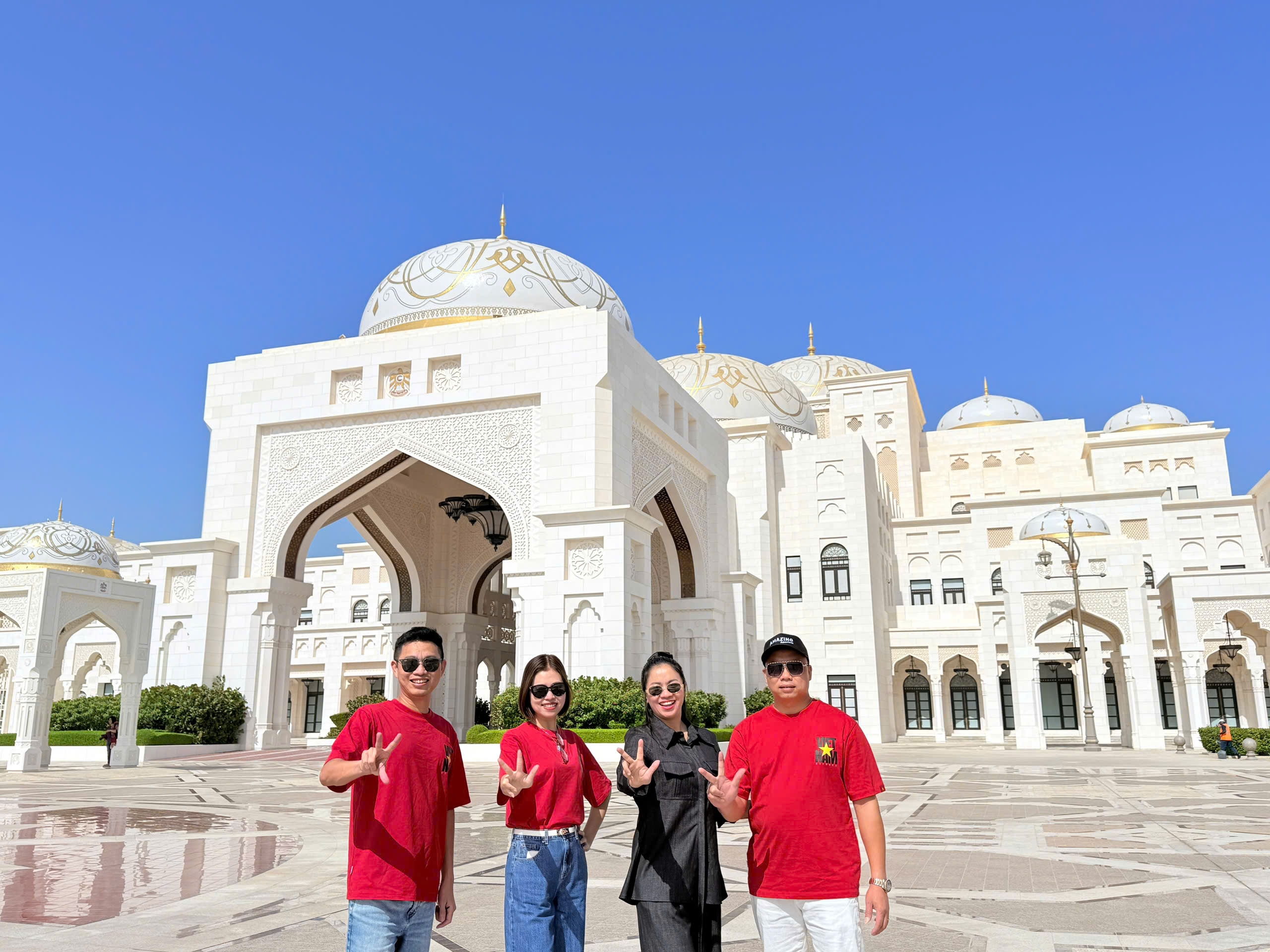Đoàn khách tại Global Village, Dubai